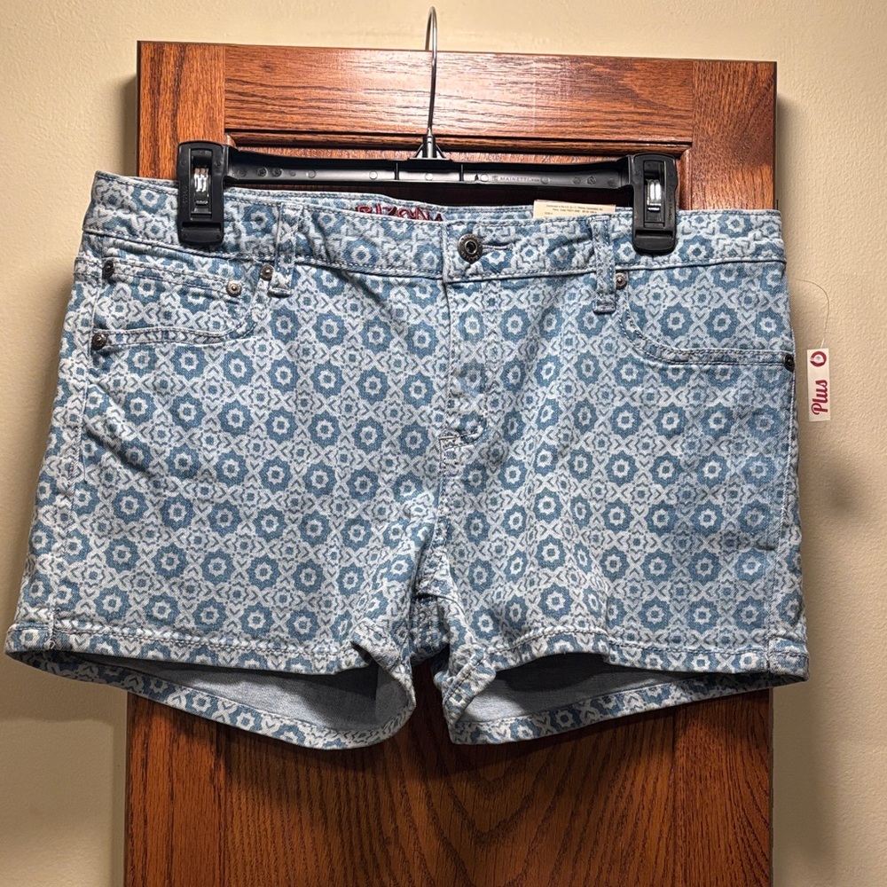 NWT Arizona Jean Company Women's Light Blue Geometric Shorts / size 18.5 Plus